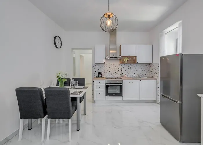 New Place In Old Town Of Trogir, Parking