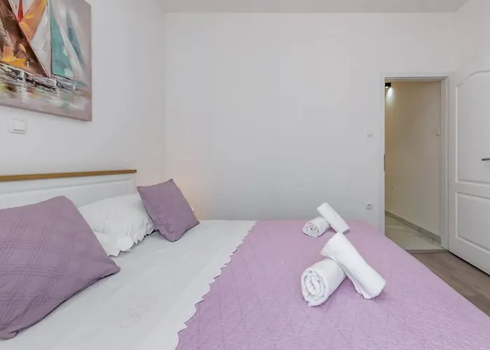 New Place In Old Town Of Trogir, Parking