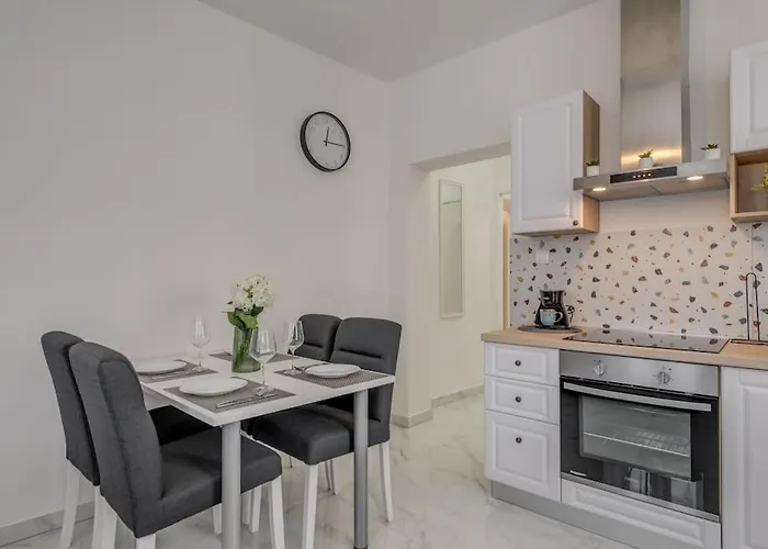 New Place In Old Town Of Trogir, Parking