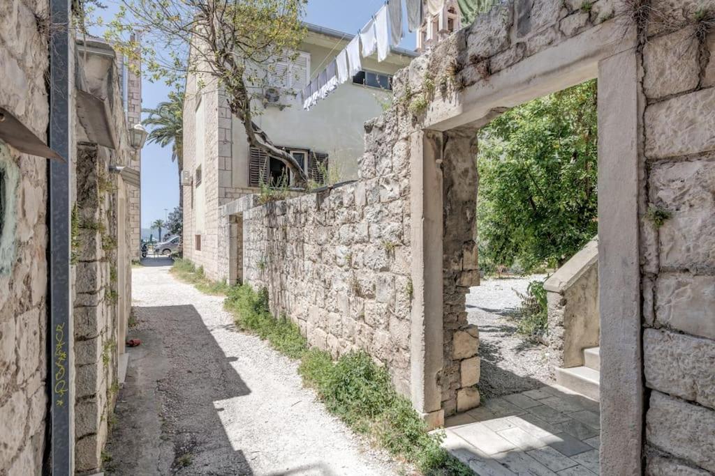 New Place In Old Town Of Trogir, Parking Apartment