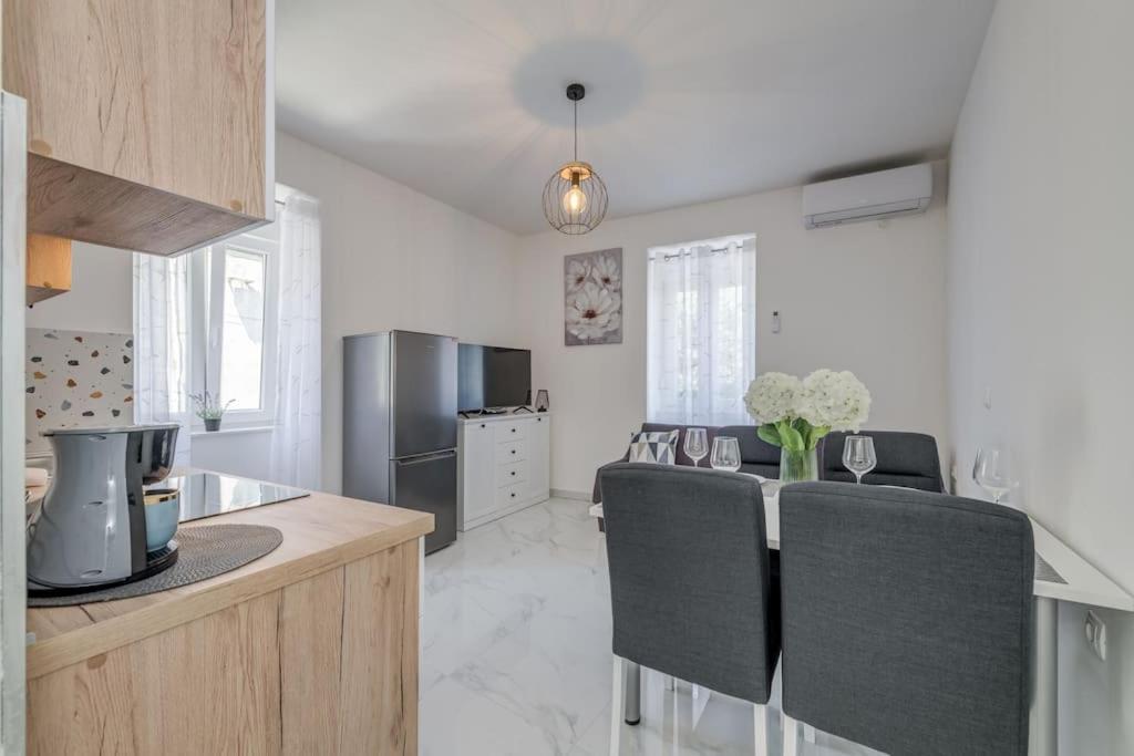 New Place In Old Town Of Trogir, Parking Apartment *