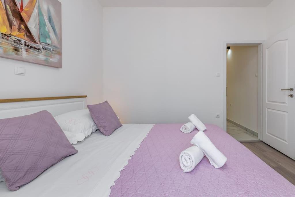 New Place In Old Town Of Trogir, Parking