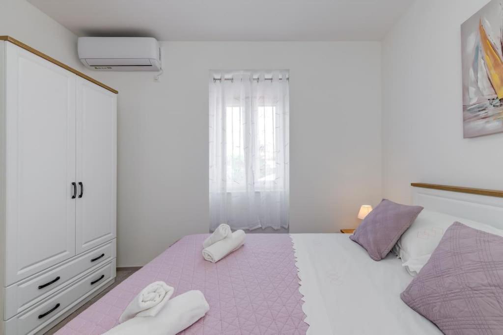 Apartment New Place In Old Town Of Trogir, Parking