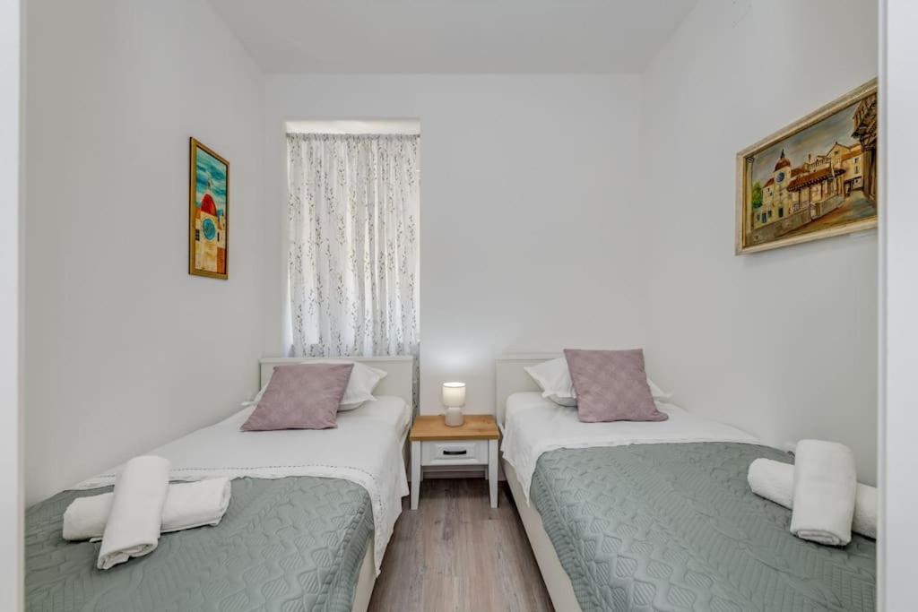 New Place In Old Town Of Trogir, Parking Apartment
