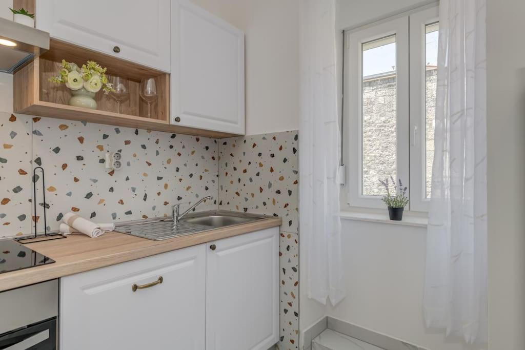 New Place In Old Town Of Trogir, Parking Apartment *