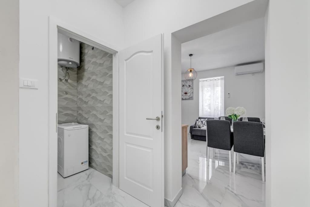 New Place In Old Town Of Trogir, Parking Apartment *