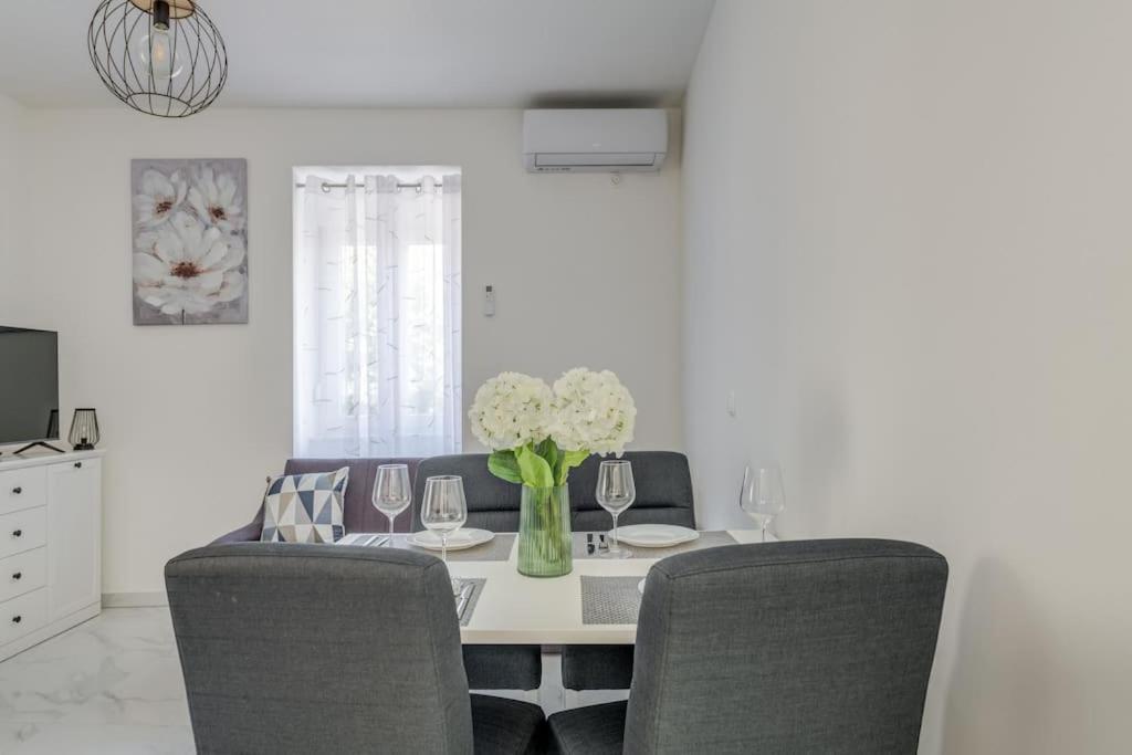 Apartment New Place In Old Town Of Trogir, Parking *