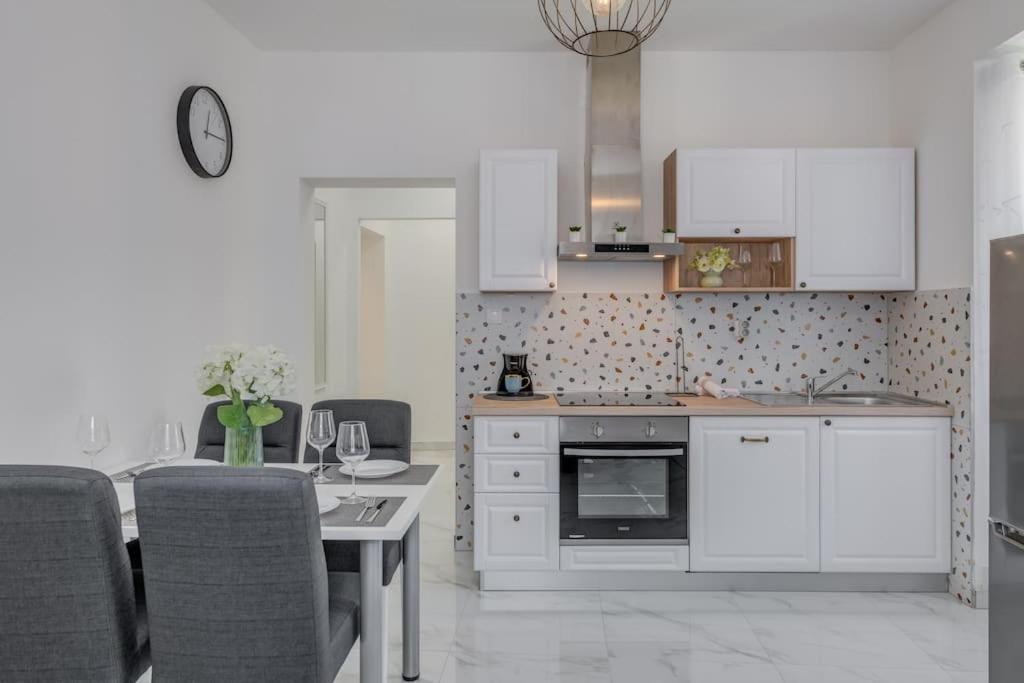 Apartment New Place In Old Town Of Trogir, Parking